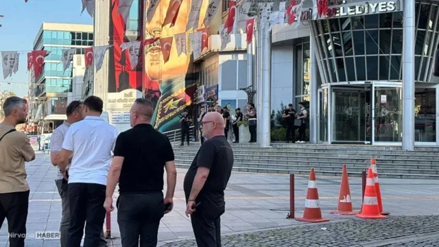 Kocaeli İzmit Belediyesi'ne polis operasyonu: Belediye başkanı gözaltına alındı