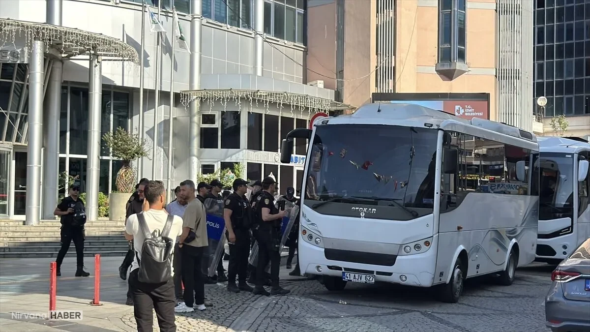İzmit Belediyesinde geniş çaplı soruşturma: Başkan ve eşi dahil 28 kişi gözaltında