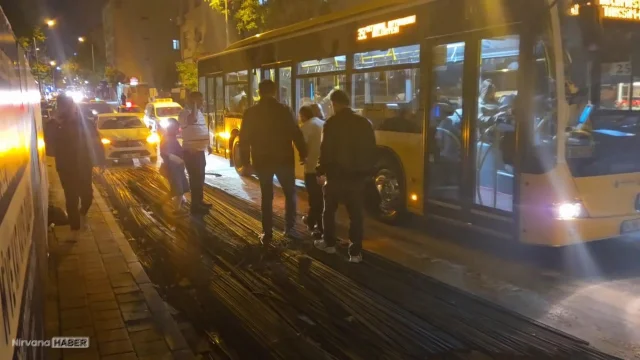 Fatih'te inşaat demiri İETT otobüsünün altını delerek içeri girdi