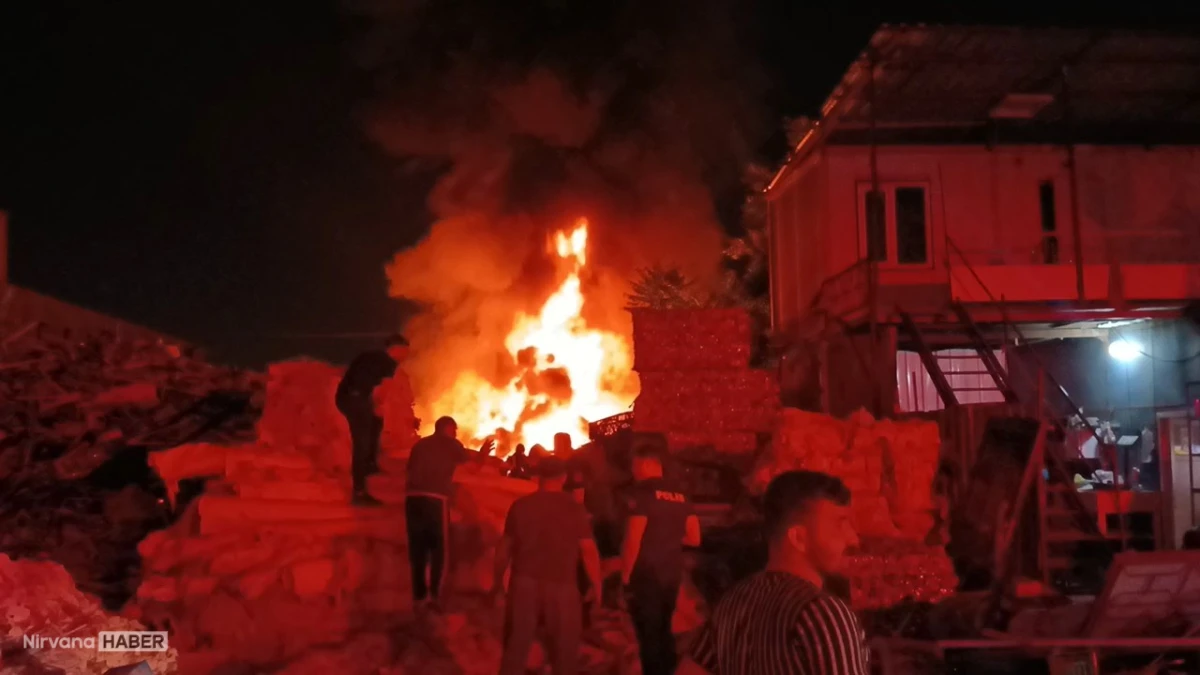 Bursa Osmangazi'deki geri dönüşüm tesisinde gece saatlerinde yangın paniği