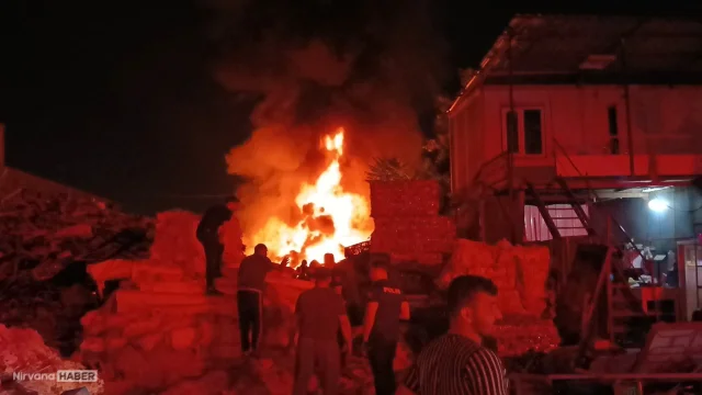 Bursa Osmangazi'deki geri dönüşüm tesisinde gece saatlerinde yangın paniği