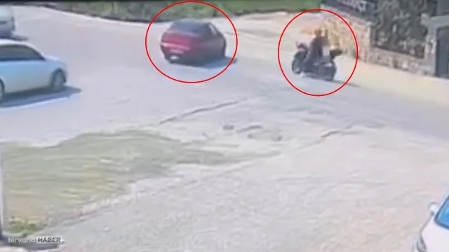 Bursa'da otomobil ile motosiklet çarpıştı: Kaza anı kameraya yakalandı