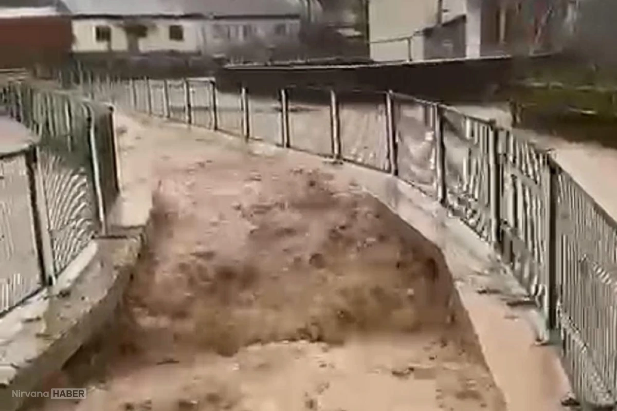Sivas'ta sağanak sebebiyle ırmak taştı, yol ve tarım arazilerini su bastı