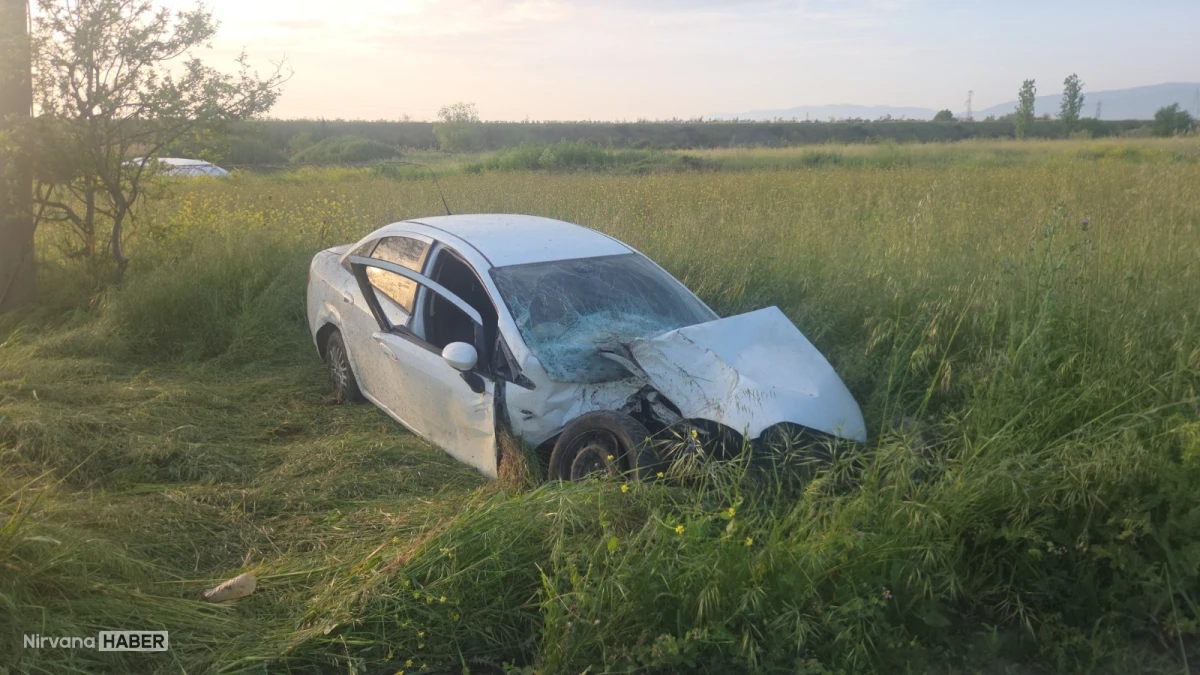 Otomobilin çarpıp devirdiği direğe motosiklet de çarptı