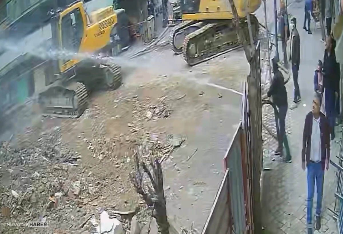 Zeytinburnu’nda yıkım faciası: Beton parçası isabet eden 6 yaşındaki çocuk hayatını kaybetti
