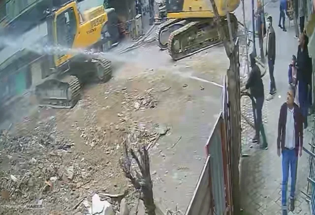 Zeytinburnu’nda yıkım faciası: Beton parçası isabet eden 6 yaşındaki çocuk hayatını kaybetti