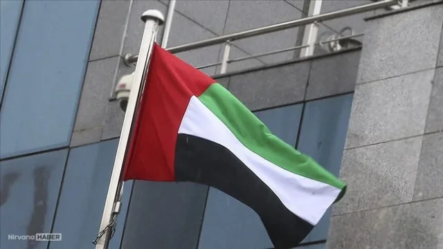 Dubai’de bir binanın cephesine şarapnel parçaları düştü