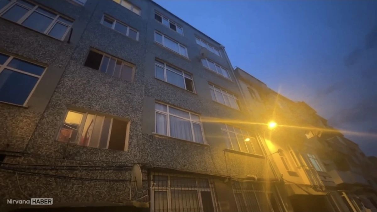 Fatih'te cam silerken 5'inci kattan düşen kadın öldü