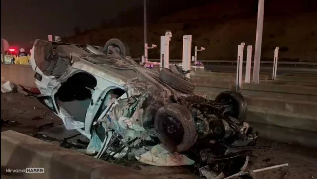 Pendik’te otomobil gişelere çarptı