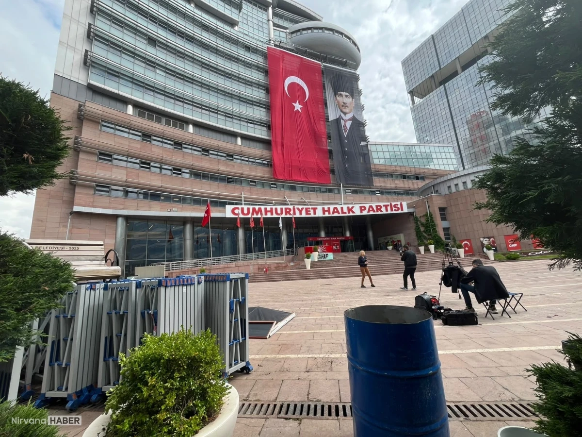 Chp Genel Merkezi'nde tahliye sonrası hasar tespiti ve onarım çalışmaları sürüyor