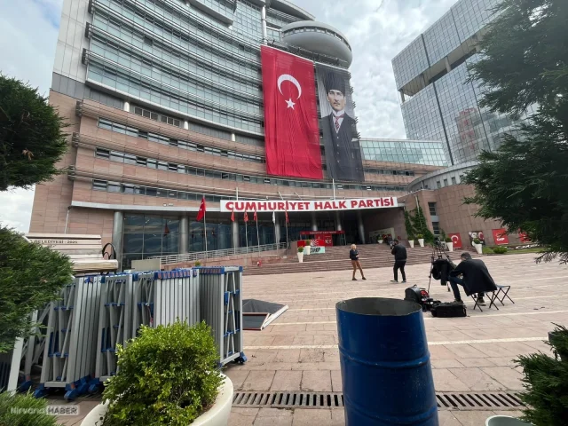 Chp Genel Merkezi'nde tahliye sonrası hasar tespiti ve onarım çalışmaları sürüyor