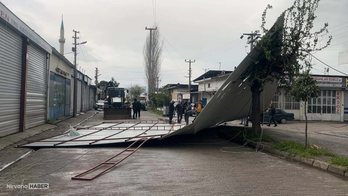 Aydın'da fırtına nedeniyle iş yerinin çatısı uçtu