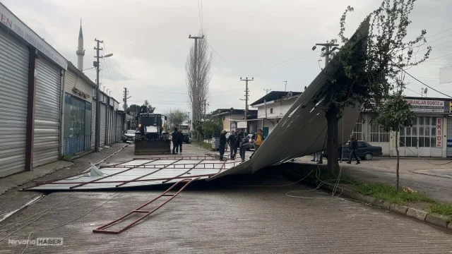 Aydın'da fırtına nedeniyle iş yerinin çatısı uçtu