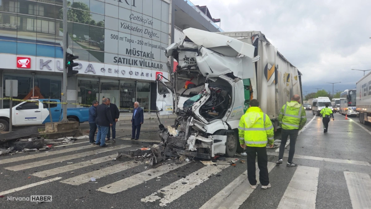 Trafik ışığında duran tankere çarpan tır dehşet saçtı