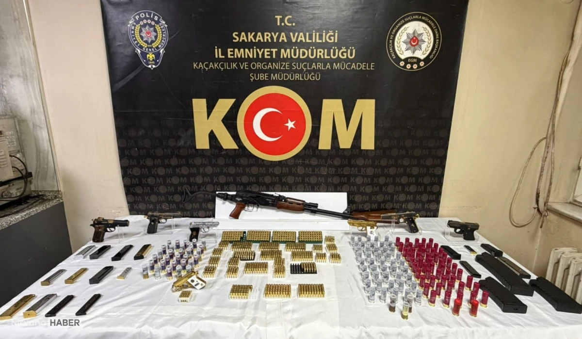 Sakarya'da iki ayrı evde yapılan aramada çok sayıda mühimmat ele geçirildi