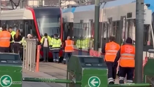 Fatih'te facianın eşiğinden dönüldü: Tramvay raydan çıktı!