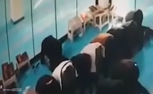 İkindi namazında korku: Asma tavan parçaları cemaatin üzerine düştü