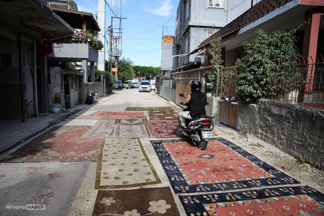 Adana'da ilginç yöntem: Yoldaki çukurlar halılarla kapatıldı
