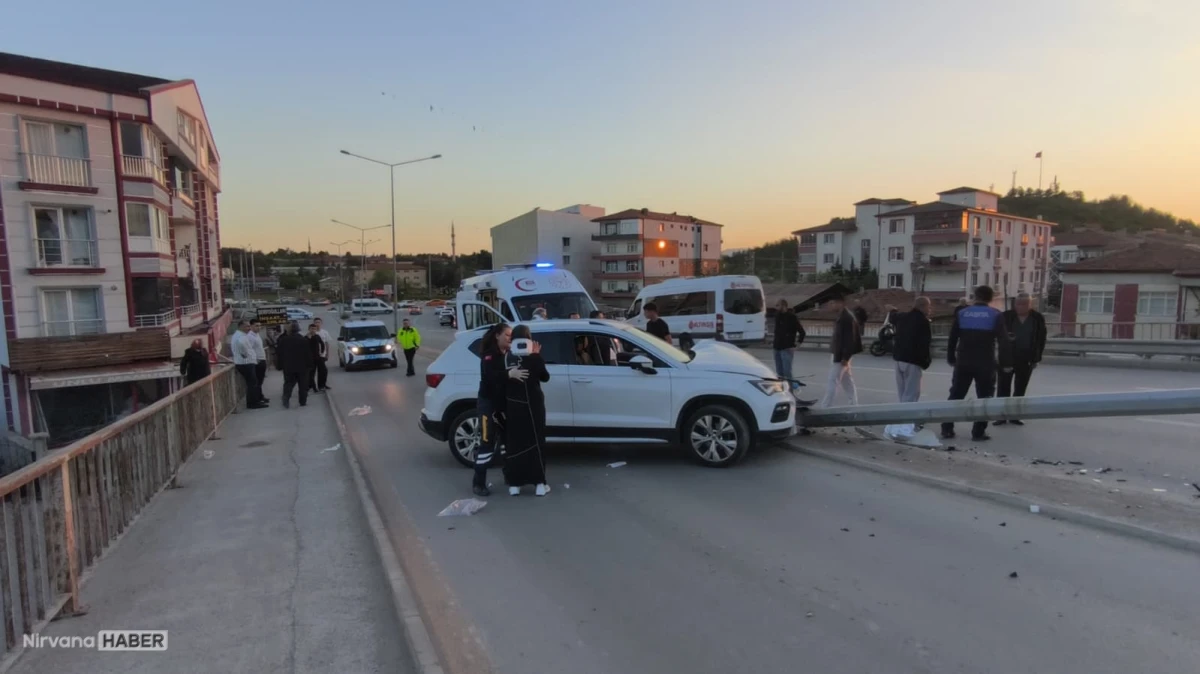 Kırıkkale'de aydınlatma direğine çarpan otomobildeki 4 kişi yaralandı