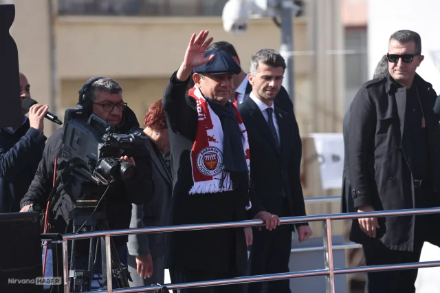 Özgür Özel Karaman'da vatandaşlara seslendi