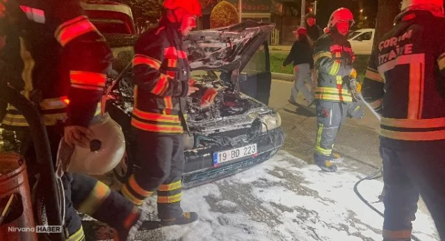 Çorum'da seyir halindeki otomobil elektrik arızası nedeniyle alev aldı