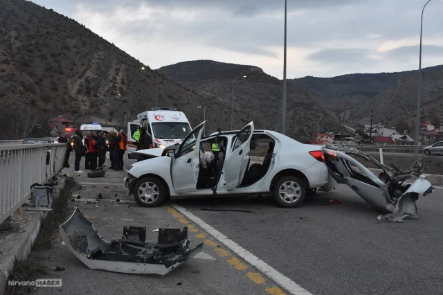 Gümüşhane’de otomobil bariyerlere çarptı: 3 kişi yaralandı