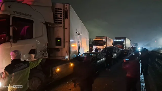 Anadolu Otoyolu’nda 17 araç birbirine girdi: Ankara yönü trafiğe kapandı