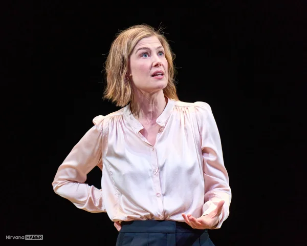 Sahnede beklenmedik an: Rosamund Pike mesajlaşan seyirciyi neden hedef aldı?