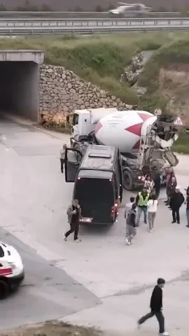 İnegöl'de korkutan kaza: Beton mikseri tur minibüsüne çarptı
