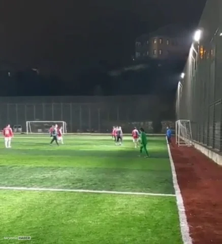 Bursa'da eski futbolcu halı sahada kalp krizi geçirip, öldü