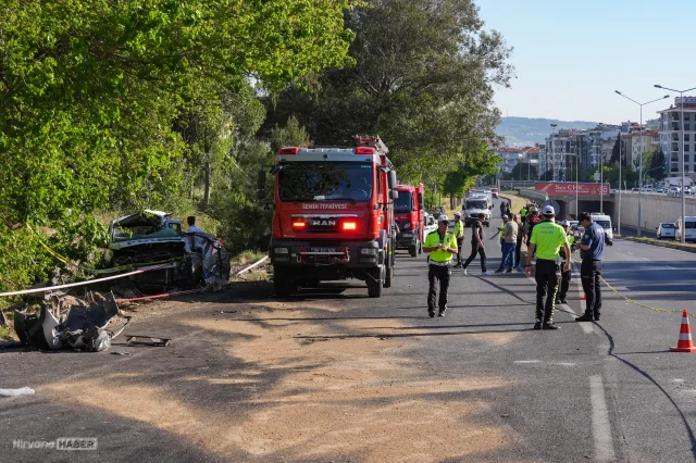 İzmir'de tırın 9 araca çarptığı kazada 3 kişi öldü, 4 kişi yaralandı