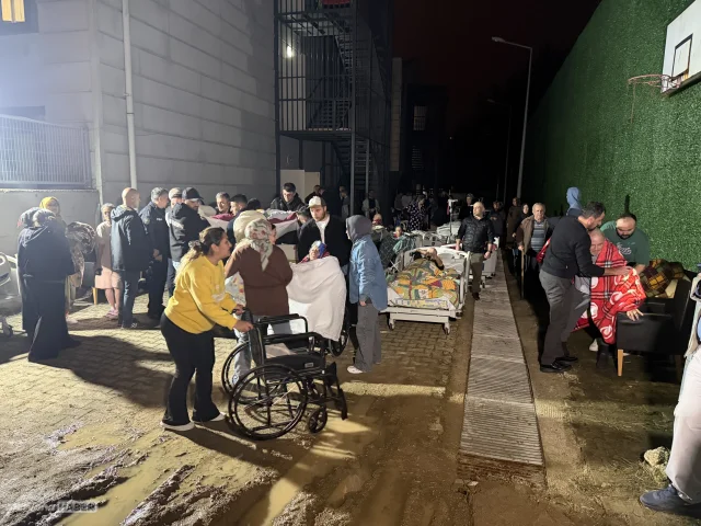 Düzce'deki huzurevinde gece yarısı yangın paniği:54 kişi tahliye edildi
