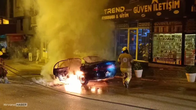 Bursa'da hareket halindeki otomobil alevlere teslim oldu