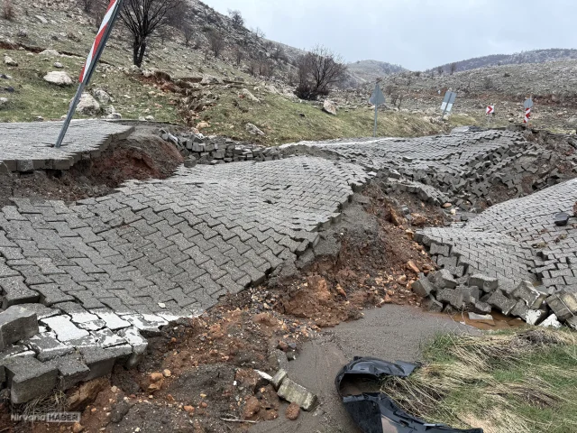 Nemrut Dağı'nda göçük nedeniyle ulaşıma kapanan yol çalışması sürüyor