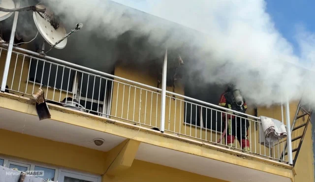 Aydın'a binada çıkan yangın, bitişikteki iki binaya daha sıçradı