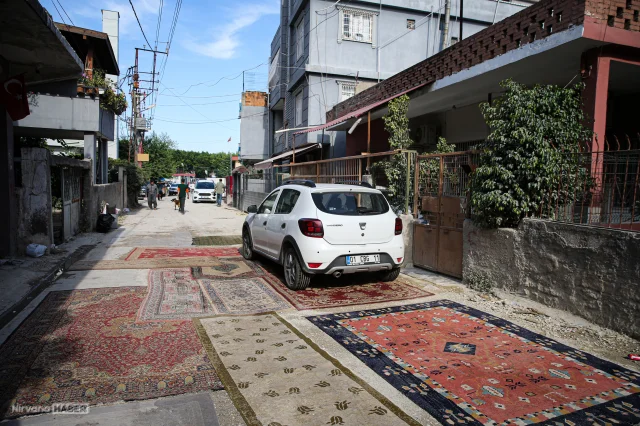 Adana'da ilginç yöntem: Yoldaki çukurlar halılarla kapatıldı
