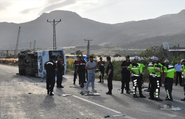 Mersin öğrenci servisi kazası: 17 yaralı, biri ağır
