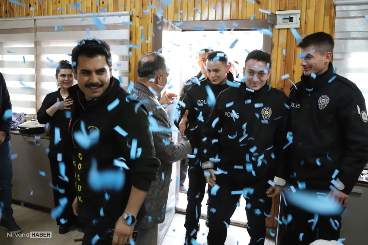 Konya'da kavga ihbarına giden polis ekiplerine çocuklardan sürpriz kutlama