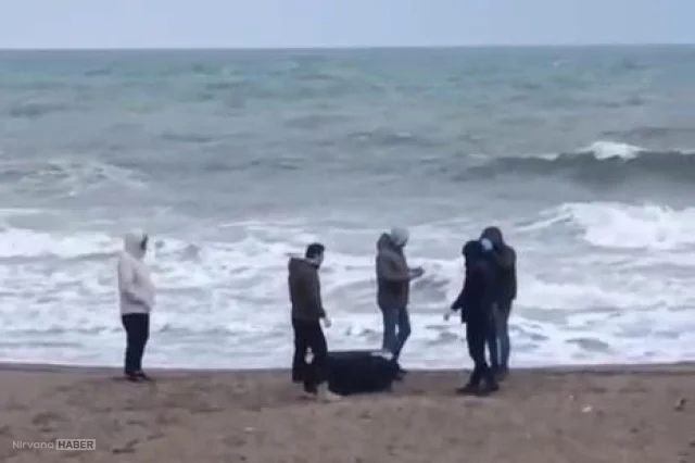 Sakarya'da sahile vuran çantadan 21,5 kilo uyuşturucu çıktı