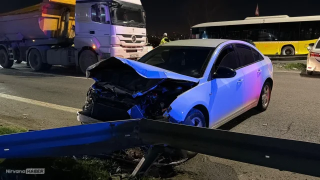 Kağıthane’de iki otomobil çarpıştı, biri bariyerlere savruldu.