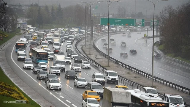 İstanbul'da yağmurun da etkisiyle sabah saatlerinde trafik yoğunluğu