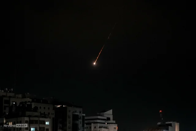 İran'dan atılan füzeler nedeniyle İsrail'de geniş bir alanda sirenler çaldı