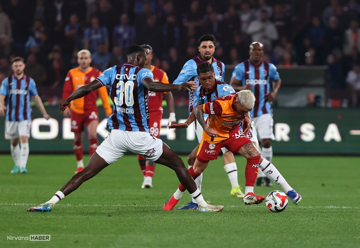 Trabzonspor Galatasaray karşısında ilk yarıyı 1-0 önde tamamladı