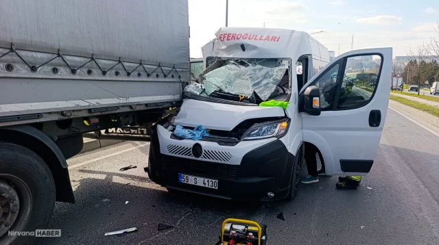Tekirdağ Çerkezköy’de işçi servisi tırla çarpıştı