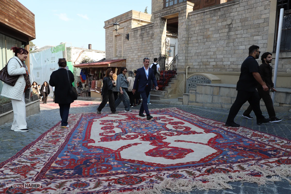Bakü sokaklarında tarihi İçerişehir’de halı festivali başladı