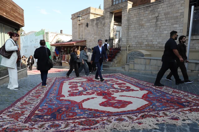 Bakü sokaklarında tarihi İçerişehir’de halı festivali başladı