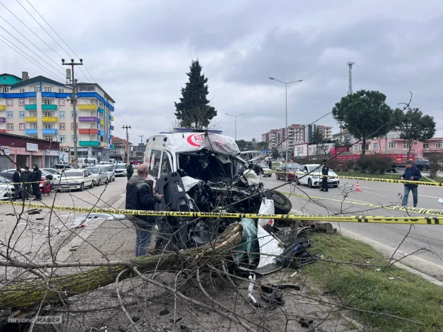 Samsun-Ordu yolunda kaza: Ambulans devrildi, kamyon yüklü fındıkla çarpıştı