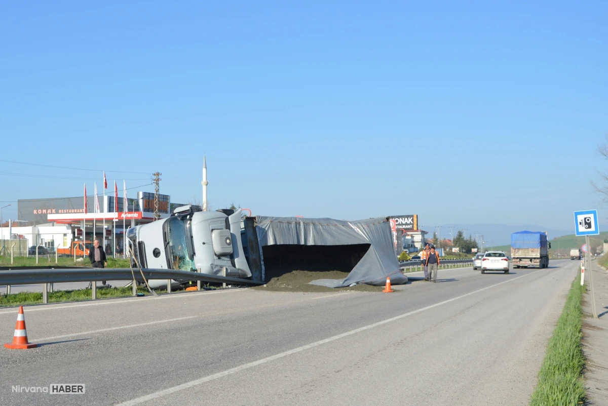 Samsun'da refüje çarpan TIR devrildi