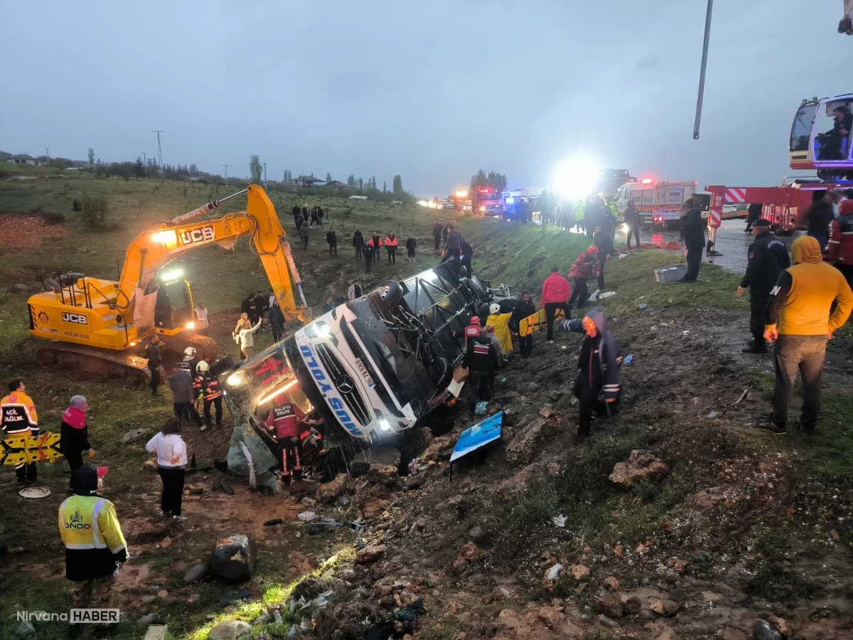 Malatya'da yolcu otobüsü şarampole devrildi