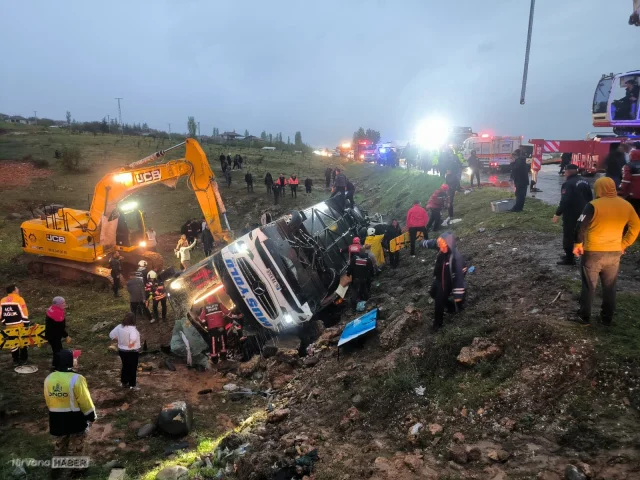 Malatya'da yolcu otobüsü şarampole devrildi